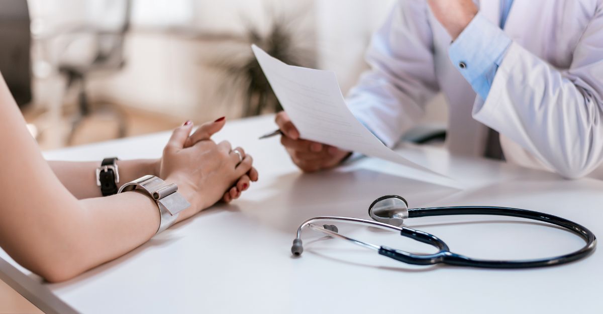 medico di base parla con paziente in studio