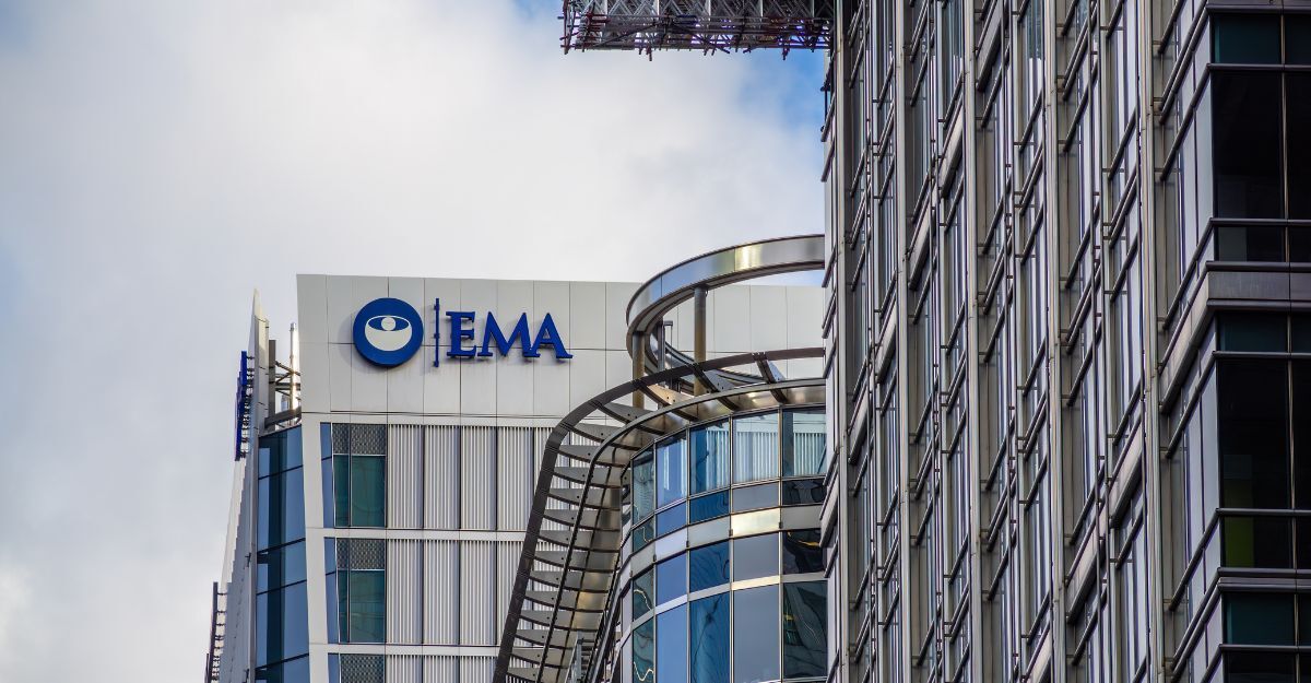 La facciata moderna dell'edificio della sede EMA (Agenzia Europea per i Medicinali) con il logo ben visibile
