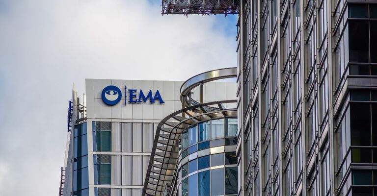 La facciata moderna dell'edificio della sede EMA (Agenzia Europea per i Medicinali) con il logo ben visibile