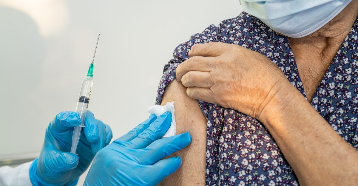 paziente riceve iniezione vaccino