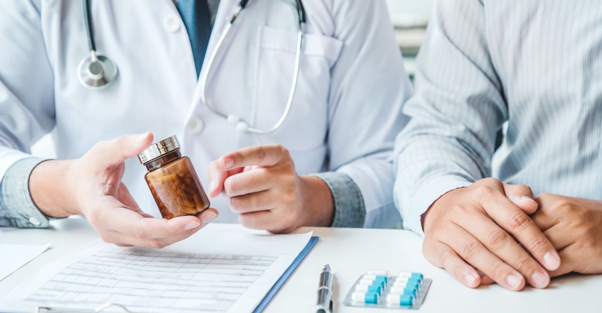 medico mostra farmaco a paziente