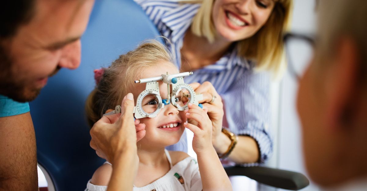 bambina con i genitori dall'oculista