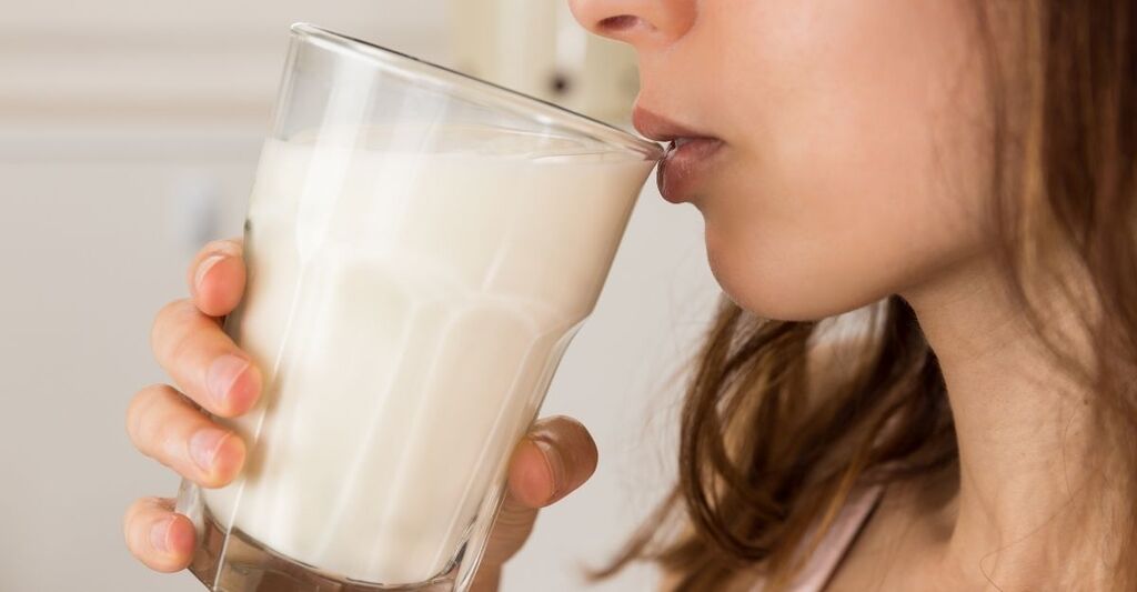 Una donna che beve latte