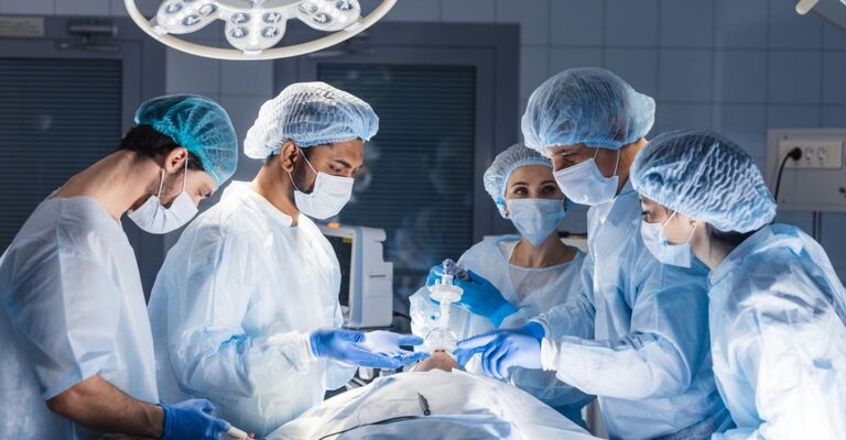 Dei medici che operano