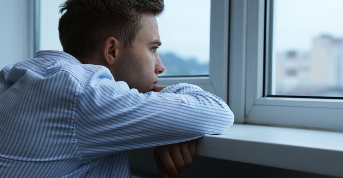 ragazzo triste guarda dalla finestra