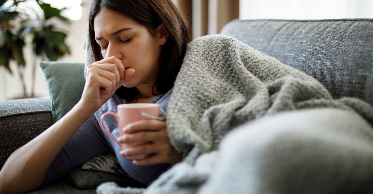 ragazza sul divano con l'influenza