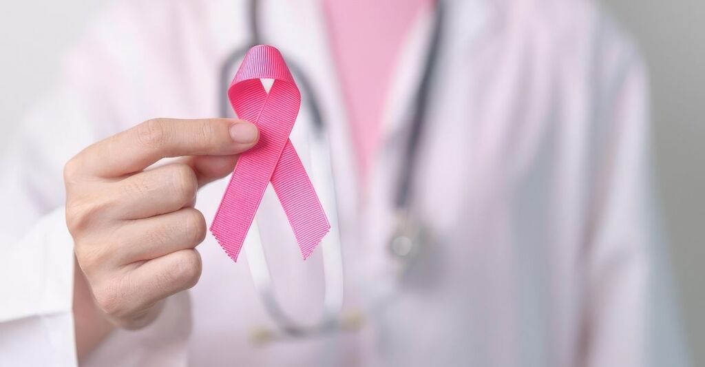 Un medico con un fiocco rosa in mano