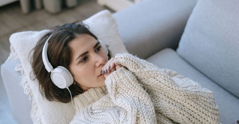 donna ascolta musica con le cuffie