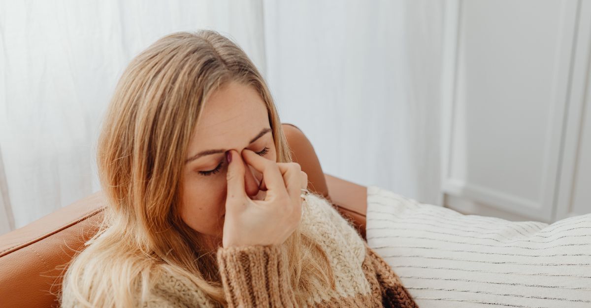 donna con influenza seduta sul divano