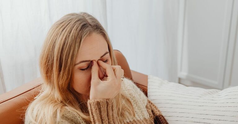 donna con influenza seduta sul divano
