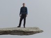 Stijn op de Cantilever Stone