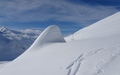 In sneeuw gehulde rots