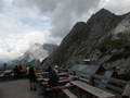 Coburger Hütte met Zugspitze en Vorderer Tajakopf