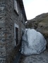 Rifugio San Jorio met een hoop sneeuw