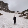 Afdaling door een sneeuwveld