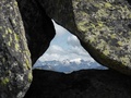 Rheinwaldhorn door de rotsen heen