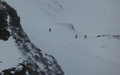 Toerskiërs in afdaling van de Pazolastock