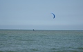 Kitesurfer met foilboard