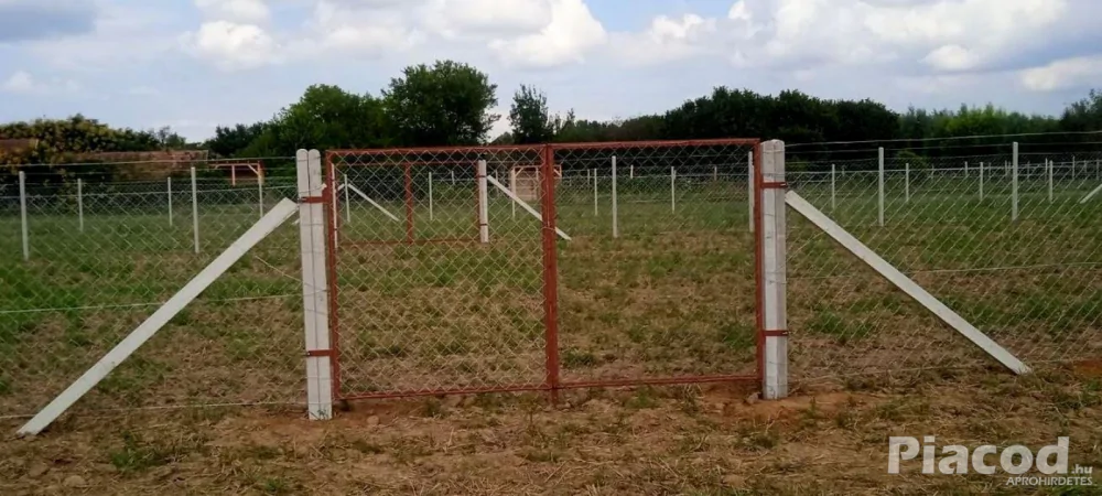 Kerítésépítés. drótháló, drótfonat, vadháló, kerítés, kapu, oszlop
