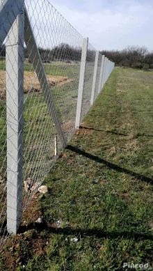 Kerítésépítés. drótháló, drótfonat, vadháló, kerítés, kapu, oszlop