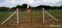 Kerítésépítés. drótháló, drótfonat, vadháló, kerítés, kapu, oszlop