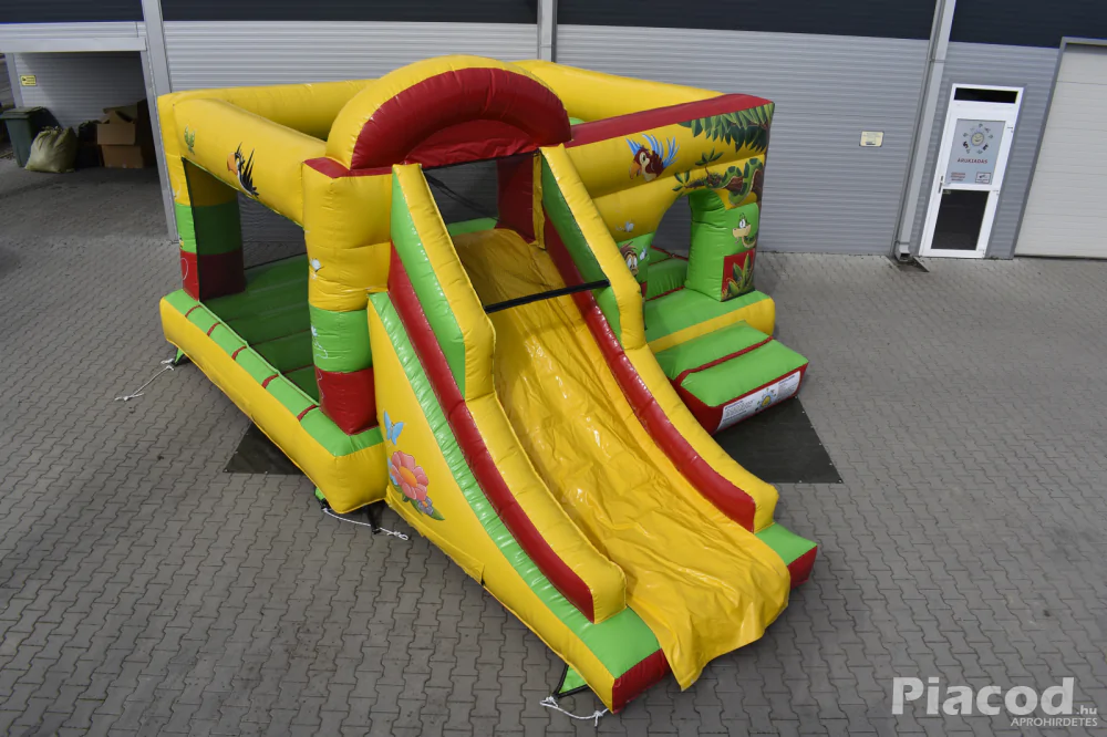 Eladó Dzsungel Csúszdás Ugráló (Légvár)