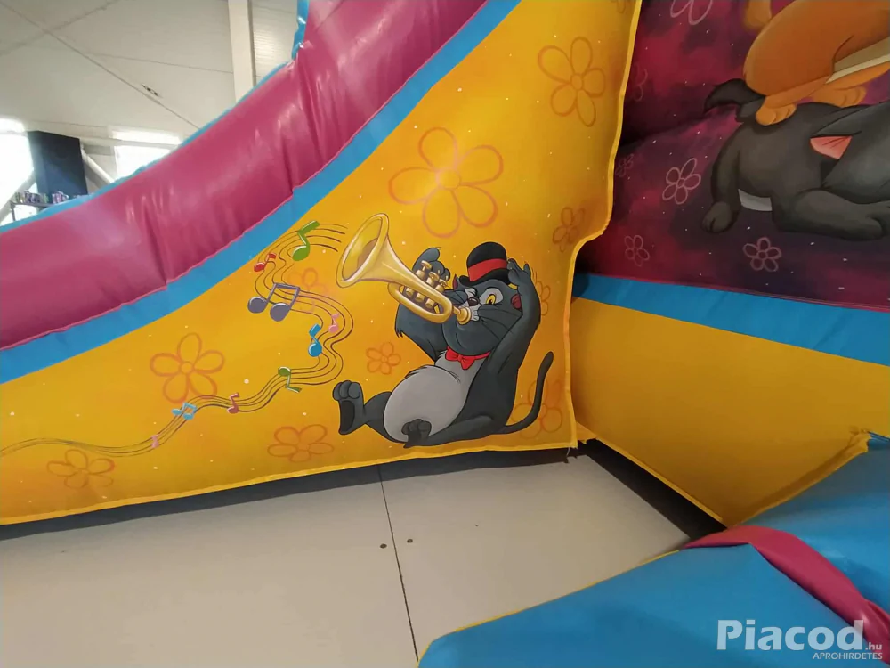 Eladó Cicás Csúszdás Ugráló