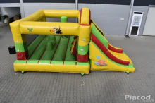 Bérelhető Dzsungel csúszdás Ugráló