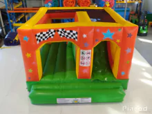 Bérelhető Autós Csúszdás Ugráló