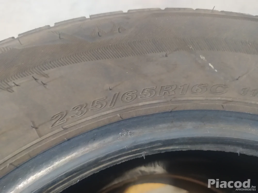 Eladó Nexen 235\65R16C téligumi