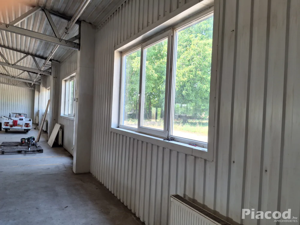 2100 m2-es acélvázas raktár\gyárépület, 1.2 ha telken