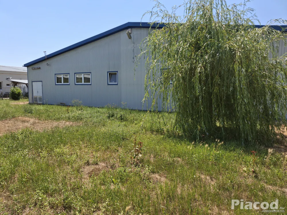 2100 m2-es acélvázas raktár\gyárépület, 1.2 ha telken
