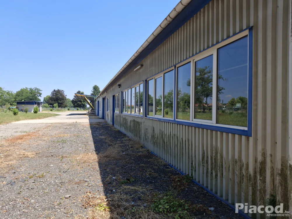 2100 m2-es acélvázas raktár\gyárépület, 1.2 ha telken
