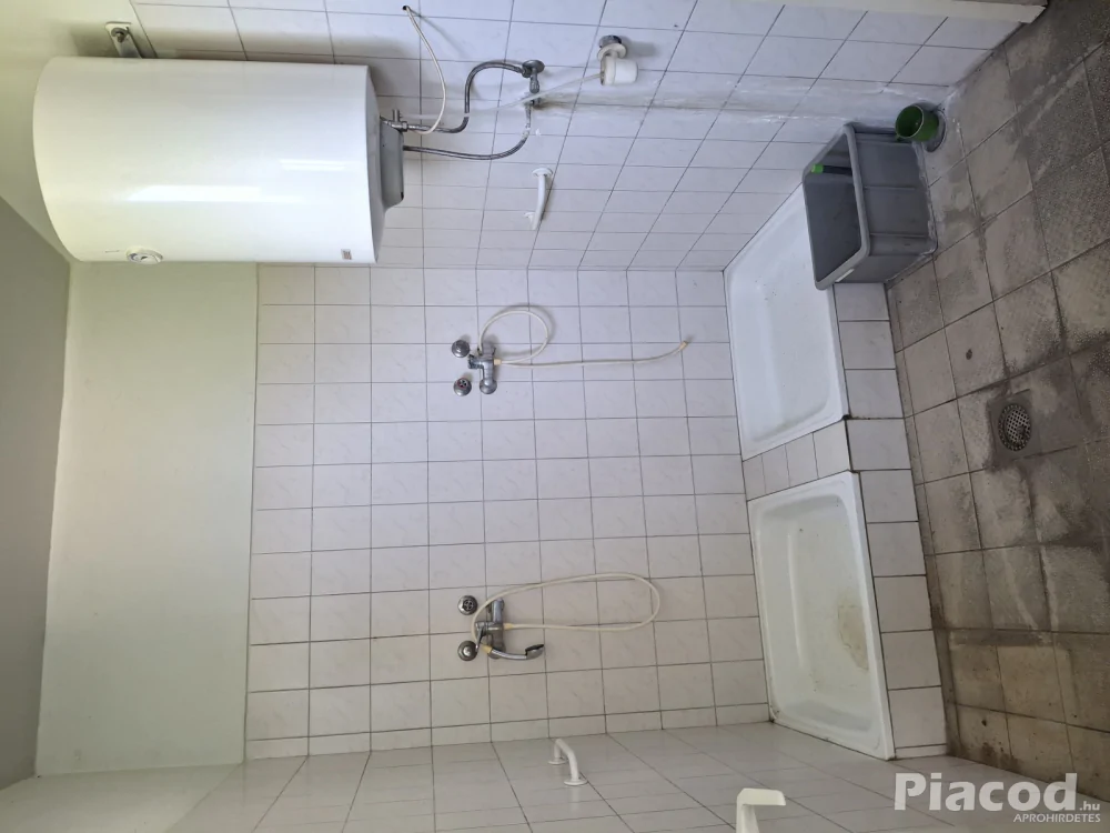 2100 m2-es acélvázas raktár\gyárépület, 1.2 ha telken