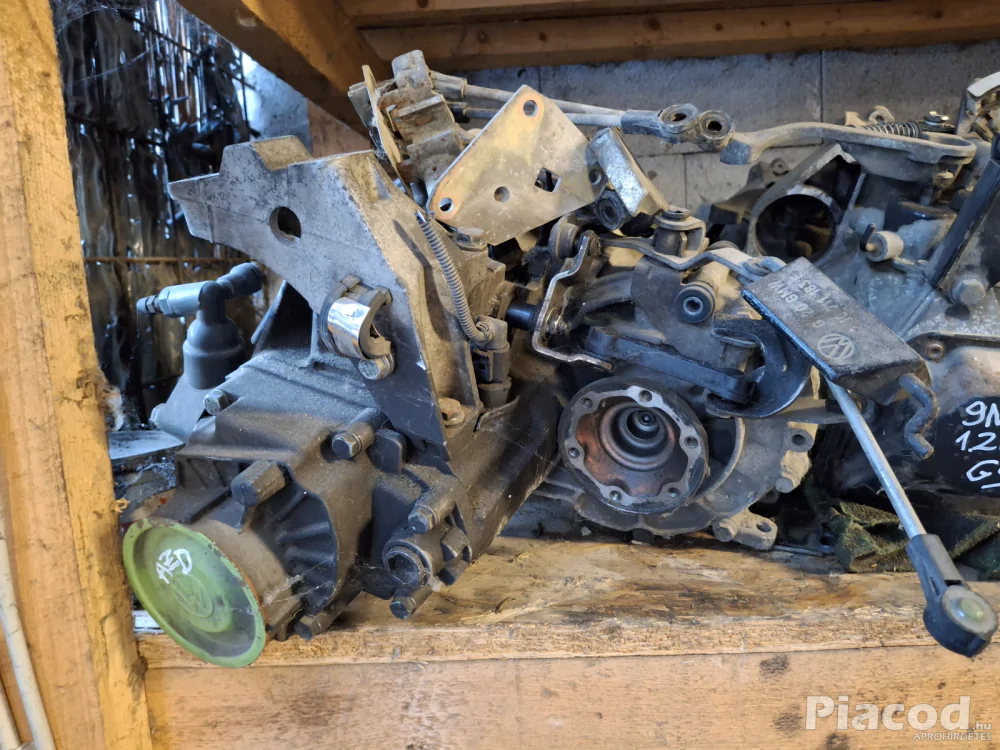 VW Golf4 Bora 1.6 16V váltó 90.000.-  HIRDET18