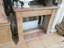 Modern stílusú  bézs színű márvány kandalló