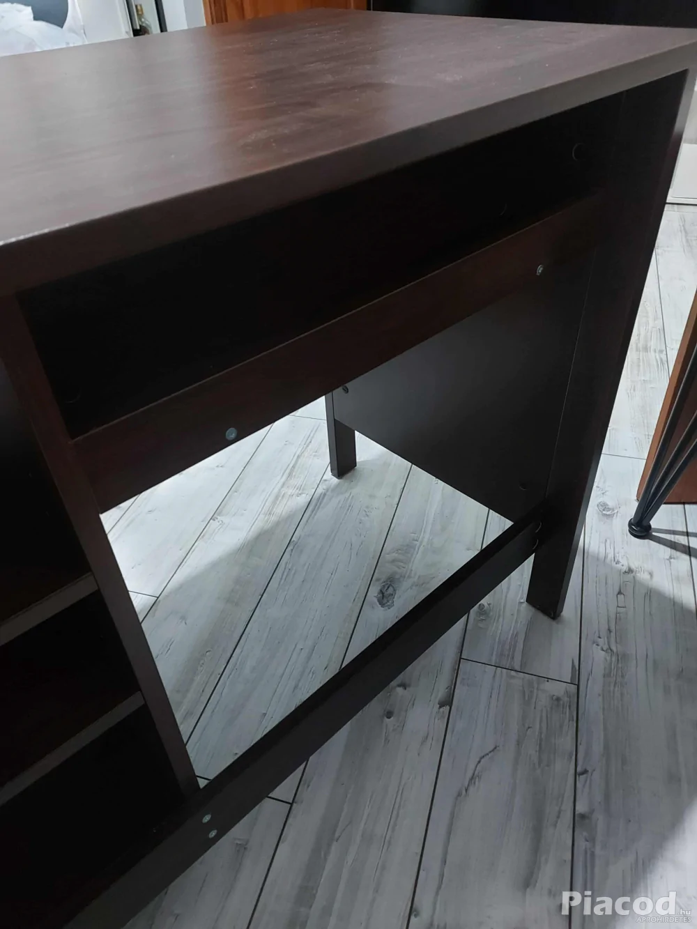 Keveset használt wenge\sötétbarna színű 3 polcos íróasztal