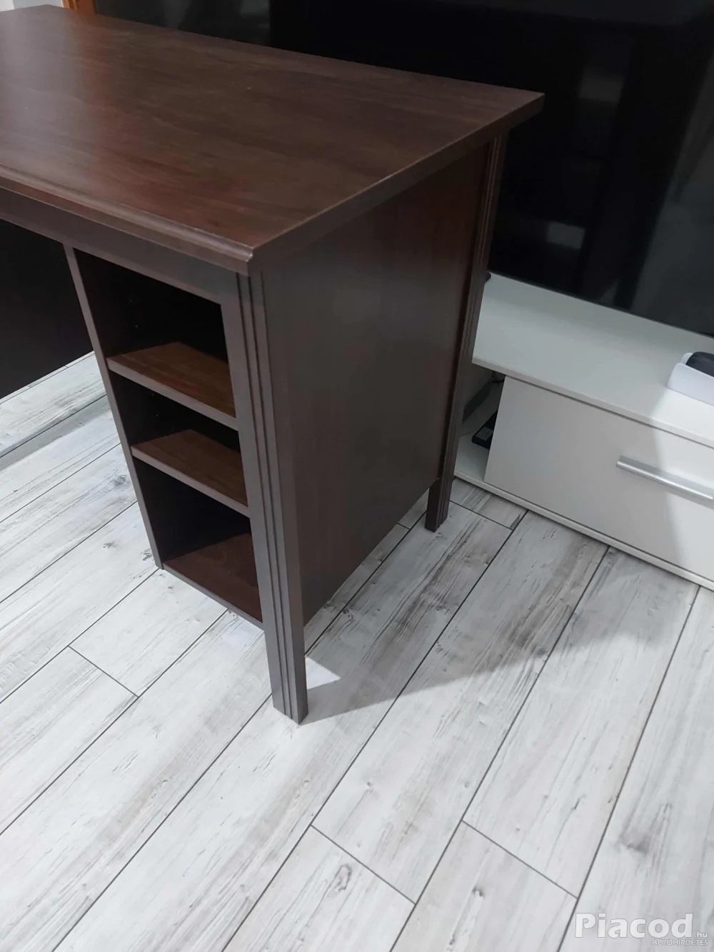 Keveset használt wenge\sötétbarna színű 3 polcos íróasztal