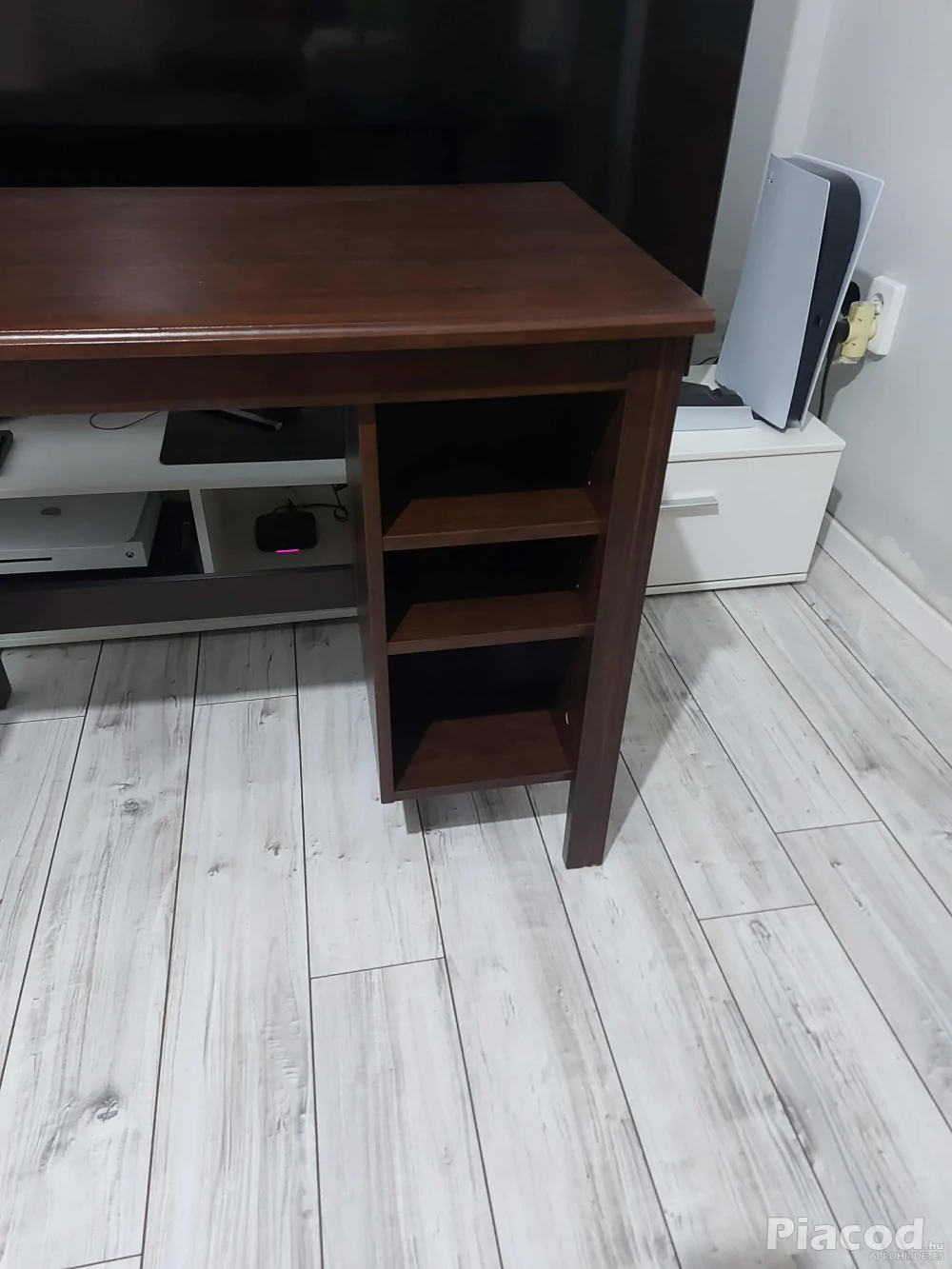 Keveset használt wenge\sötétbarna színű 3 polcos íróasztal