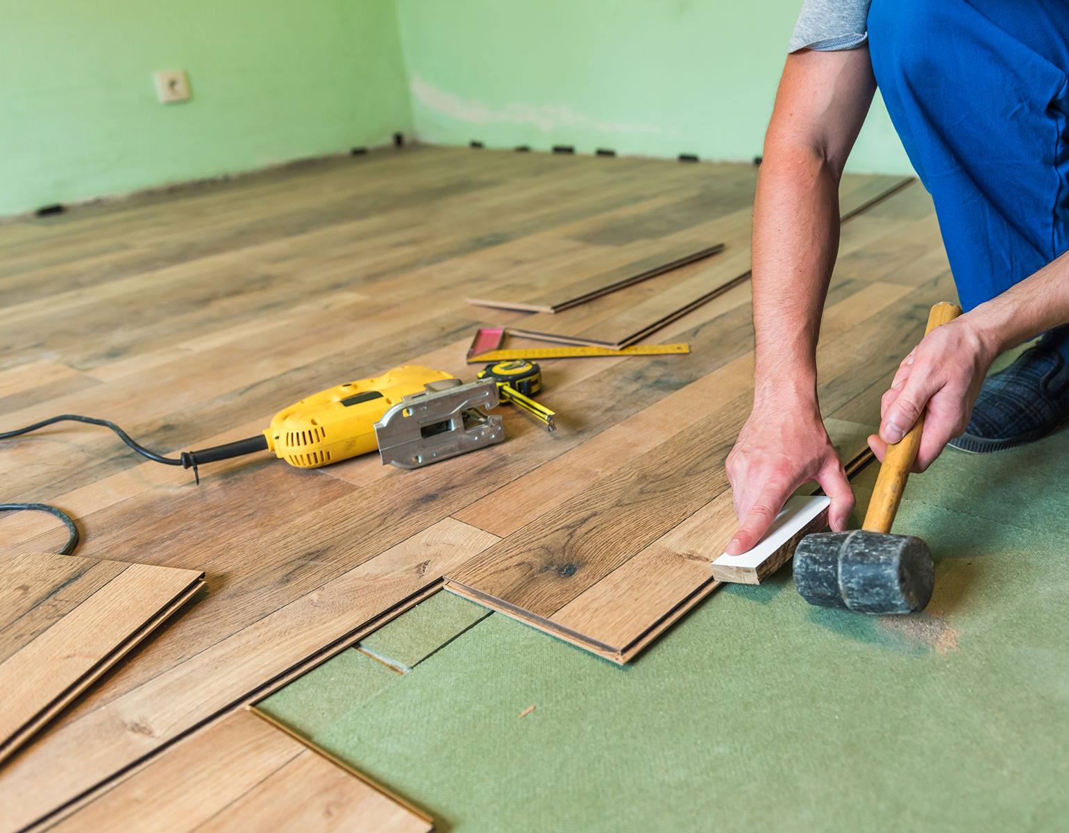 Укладка напольных покрытий