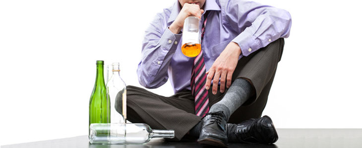 730x300 Mann mit Alkoholflaschen