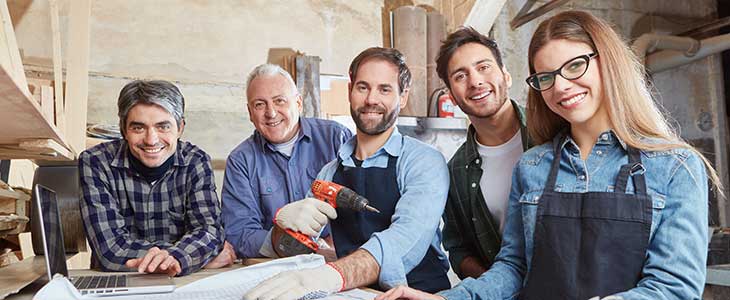 730x300- Handwerker in Werkstatt vor Plänen