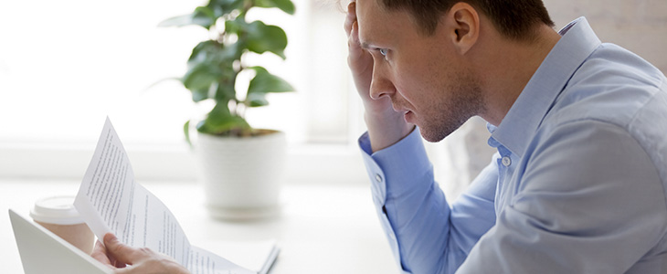 730x300 - Mann am PC mit Brief - Hand am Kopf