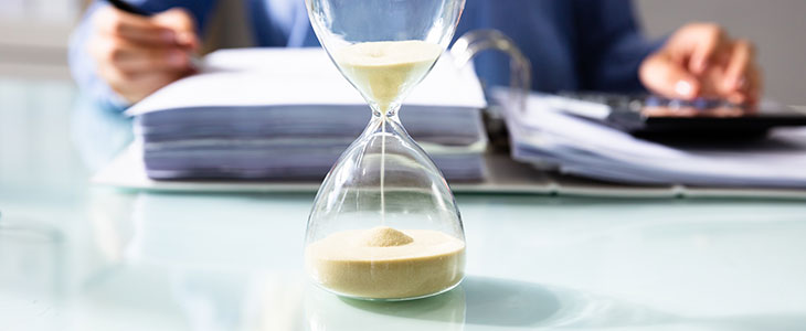 730x300 Sanduhr mit Ordner im Hintergrund