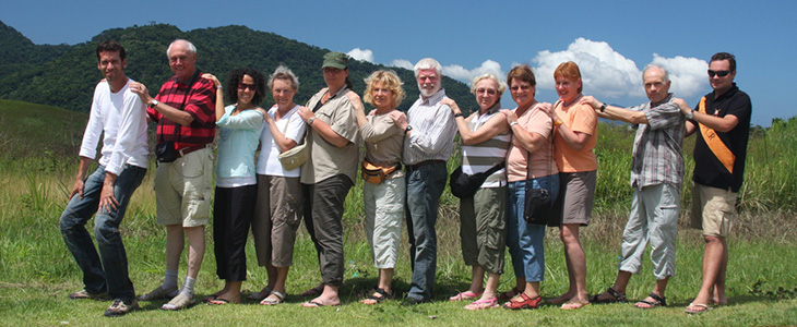 730x300 - Menschengruppe hält einander an den Schultern