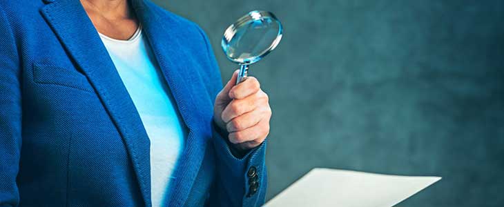 730x300 - Frau mit Lupe in der Hand