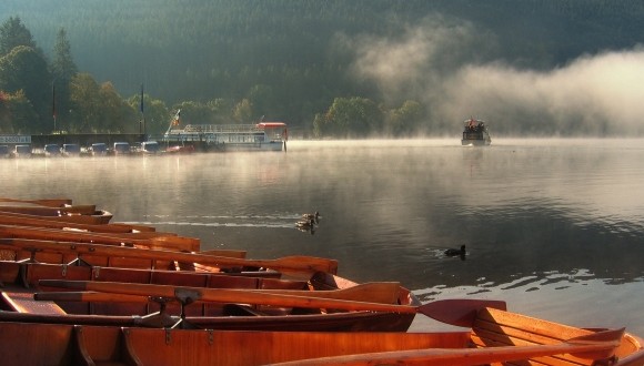 Boote und Steg am Titisee im Schwarzwald