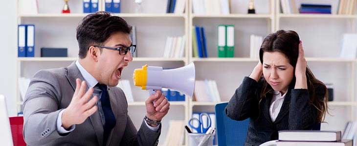 730x300 Mann mit Megafon schreit Frau an