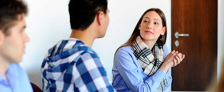 730x300 Auszubildende sitzen am Tisch eine Frau und 2 M&auml;nner