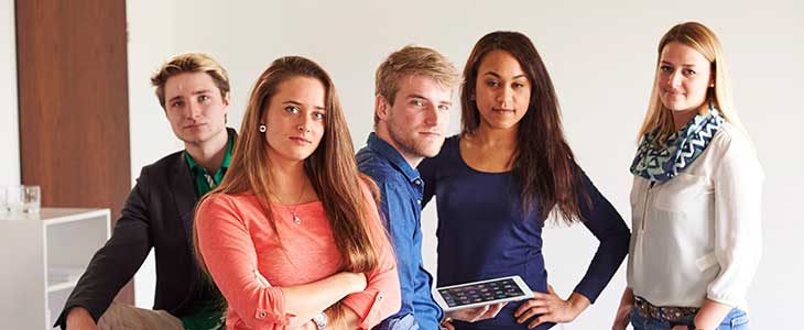 730x300 - Fünf Jugendliche mit neutral-ernsten Gesichtern